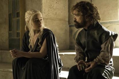 Emilia Clarke (Daenerys Targaryen) y Peter Dinklage (Tyrion Lannister), en el último episodio de la sexta temporada de 'Juego de tronos'.