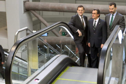 Rajoy, Mas y el Príncipe en la estación del AVE en Girona.