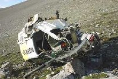 Un helicóptero de la Guardia Civil se estrelló en Picos de Europa al ir a rescatar un parapentista herido en el Espigüete, a 2.450 metros de altitud. Tres agentes resultaron heridos, uno de ellos grave.