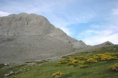 El aparato rodó desde una cumbre de 200 metros después de tocar con un rotor en las rocas por culpa del viento.