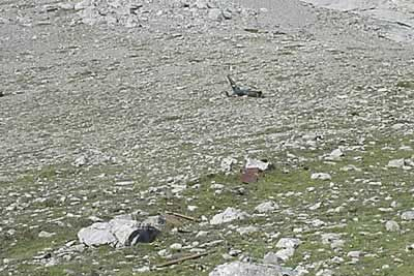 Los restos del aparato quedaron espacidos por la montaña.