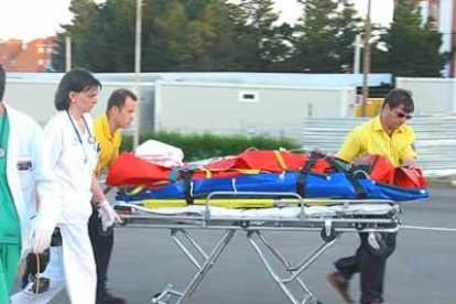 Momento en el que uno de los heridos era trasladado al hospital.