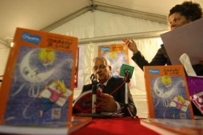 José González Torices y Luisa Arias durante la presentación de «Corazón de luna»