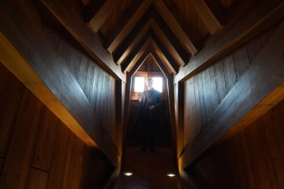El pasillo que va por el interior de la torre nordeste de Botines se configura como un túmulo funerario, en madera, anticipando lo que vamos a encontrar al atravesar ese túnel que acaba en un espacio que mira al cielo. J.NOTARIO