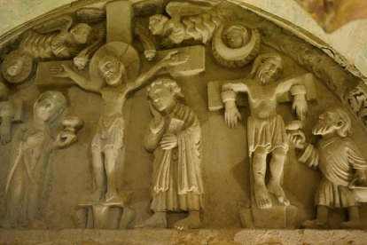 Sepulcro del obispo Rodrigo Arias. La Virgen sostiene el Santo Grial y a la derecha, un hombre con una copa bajo la cruz en la que se enclavó al Mal Ladrón. Su cronología plantea muchos problemas. Se ha datado entre 1230 y 1260. J. NOTARIO