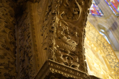 Cenotafio de San Alvito, de Juan de Badajoz, hacia 1529). Intradós del arco: copa agrutescada sostenida por dos ángeles que sirve de sepulcro para el Entierro de Cristo. J.NOTARIO