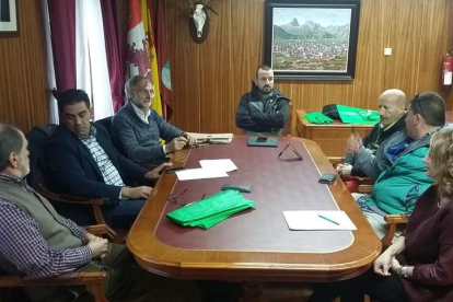 Reunión de miembros de la junta directiva del GAL de Riaño. CAMPOS
