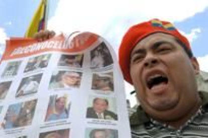 Un seguidor de Chávez protesta ante la puerta del Supremo, ayer en Caracas