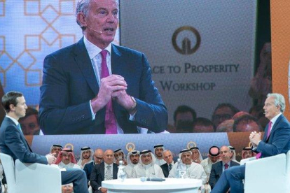 Jared Kushner conversa con Tony Blair durante la conferencia de Bahréin, este miércoles.