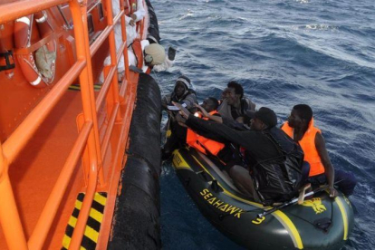 Una embarcación de Salvamento Marítimo rescata a un grupo de inmigrantes en aguas del Estrecho.