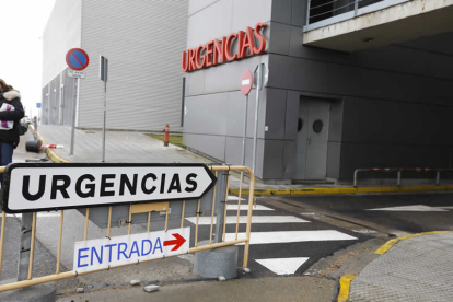 Acceso al área de Urgencias del Hospital de León. MARCIANO PÉREZ