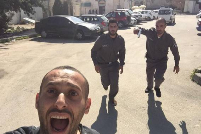 El famoso 'selfie' de un palestino corriendo frente a militares israelís.