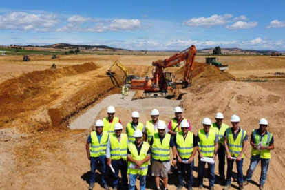 Los alcaldes, junto a los responsables de la comunidad de regantes, visitaron esta semana las obras. DL