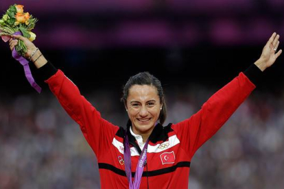 La atleta turca Asli Cakir Alptekin, tras ganar el oro olímpico de la prueba de 1.500 metros en Londres 2012.
