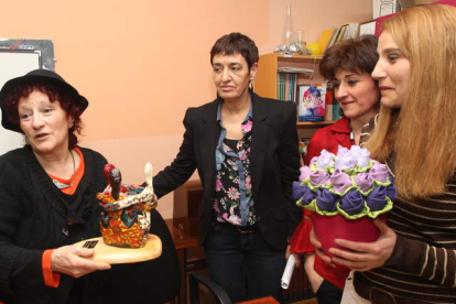 Elisa Vidal, a la izquierda, recogiendo su premio.