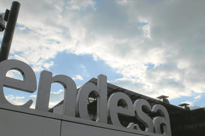 Logo de Endesa en su sede del parque empresarial de Madrid.