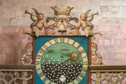 La esfera del reloj de interior de la Catedral de Astorga realizado por Bartolomé Fernández. DL