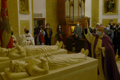 Imagen de la bendición de los sepulcros del rey y la reina en Sahagún. ACACIO DÍAZ