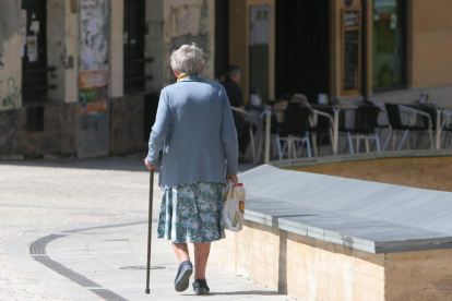 Una mujer mayor camina por Ponferrada. ANA F. BARREDO