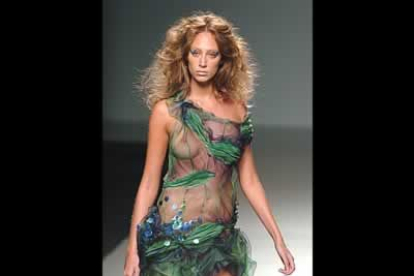 Vestido en garza de seda con bordados de lentejuelas, y secuencias, también de seda, en degradado verde.