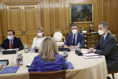 El rey Felipe VI (d) preside este jueves en el Palacio de la Zarzuela una reunión del Consejo de Seguridad Nacional a la que asisten el presidente del Gobierno, Pedro Sánchez (2d) junto con su equipo de Gobierno. EFE