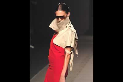 Vestido de seda, rojo intenso. La trench es curiosa, de reducidas dimensiones que cumple funciones casi de bufanda.