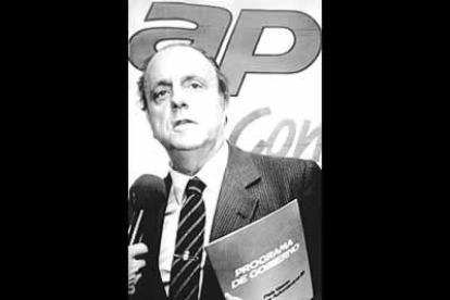 En la carrera hacia las elecciones de 1977, varios dirigentes conservadores decidieron juntar sus propios partidos en una gran coalición de derechas. Así nacía Alianza Popular.