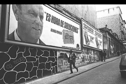Tras sobreponerse a una crisis interna, el partido afronta de nuevo con ilusión los siguientes comicios, los de 1982. En ellos, gana con contundencia el PSOE, pero AP pasa de 9 a 105 escaños.