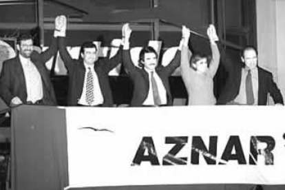 En los comicios de 1996 se produce la primera victoria del PP. Aznar consigue una mayoría simple que le obliga a gobernar con apoyo de los nacionalistas catalanes, canarios y vascos.