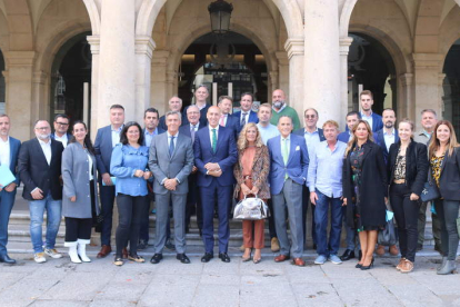 Diez se reunió ayer con la junta directiva de la Fele, presidida por Javier Cepedano. DL