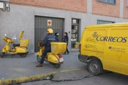 Una imagen tomada ayer de los bajos de las instalaciones de la oficina de Correos en Ponferrada