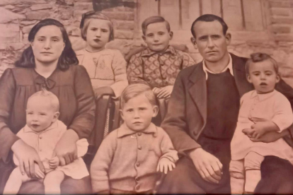 Los abuelos de Posadilla de la Vega con el padre y los tíos de Jaime Fernández en una imagen de 1944. DL
