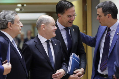 Mario Draghi, el canciller Olaf Scholz, el primer ministro holandés Mark Rutte y Pedro Sánchez ayer, en Bruselas. OLIVIER HOSLET