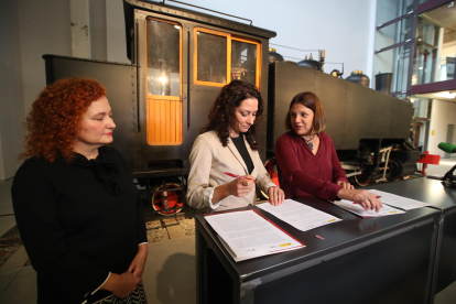 Laura Martín, Alicia García y Yasodhara López, en la firma del convenio. ANA F. BARREDO