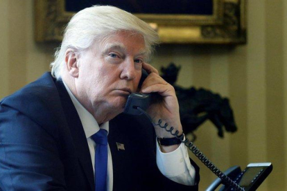 Trump, durante una conversación telefónica desde el Despacho Oval.