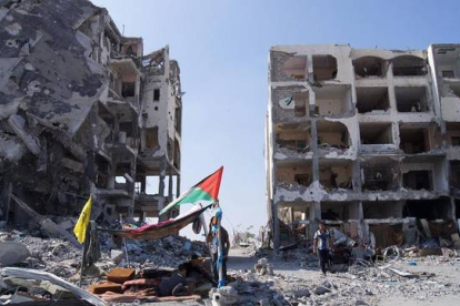Vista general, este miércoles, de edificios de apartamentos destruidos por bombardeos israelís en Gaza.