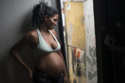 Tainara Lourenco, 21 años, desempleada y embarazada de cinco meses, en la entrada de su casa en un barrio de chabolas de Recife (Brasil), el 29 de enero.