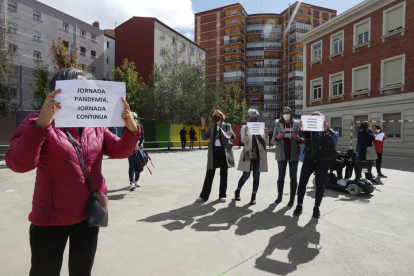 Un grupo de madres protesta con una pitada en el colegio Maristas San José. F. Otero Perandones.