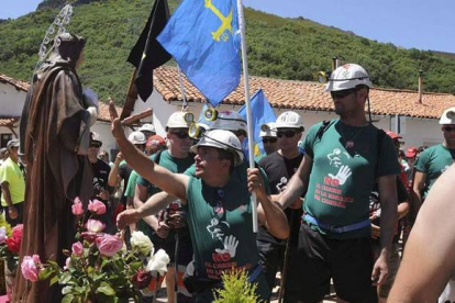 La patrona de los mineros, santa Bárbara, se unió ayer a la columna asturiana de la marcha negra en Ciñera de Gordón. Casares