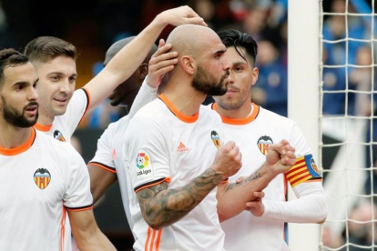 Los jugadores del Valencia felicitan a Simone Zaza tras marcarle el segundo gol al Athletic en Mestalla.
