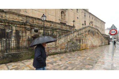 Imagen tomada el pasado invierno tras alertar la población y el Ayuntamiento del muro de este singular conjunto arquitectónico. L. DE LA MATA