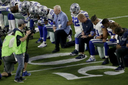 Los jugadores de fútbol americano protestan contra Trump y contra la violencia racial.