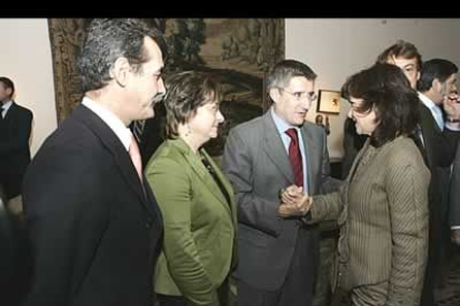 La ministra de Cultura saludó con especial cariño a sus compañeros de partido. En la foto, con el portavoz del PSOE en la Diputación, Marcelo Alonso, y los concejales Evelia Fernández y Francisco Fernández. Detras, García Prieto (PP).