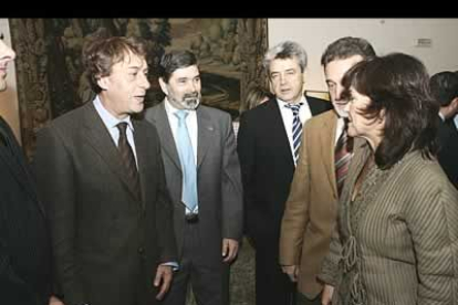 La ministra saluda al presidente de la Diputación, Javier García-Prieto, el rector, Ángel Penas y el alcalde de San Andrés, Miguel Martínez.