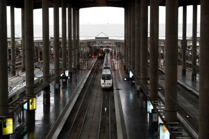 Un tren del AVE accede a la estación de Atocha de Madrid en noviembre de 2020. MARISCAL