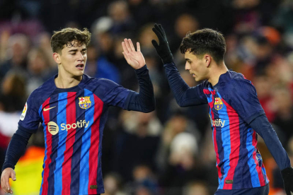 Gavi y Pedri celebran el gol del triunfo del Barcelona en su partido frente al Getafe. ENRIC FONTCUBERTA