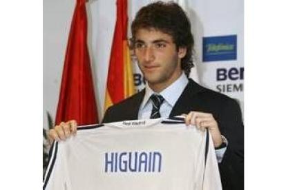 Higuaín posa con la camiseta blanca durante su presentación