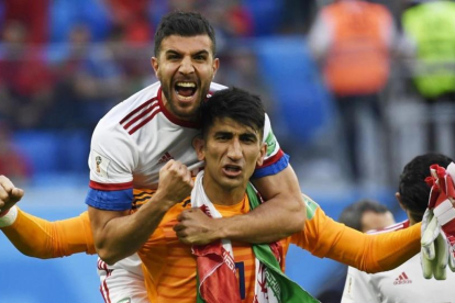 Beiranvand, el portero de Irán, celebra el triunfo sobre Marruecos, junto a un compañero.