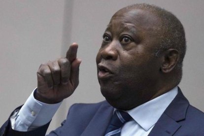 Laurent Gbagbo, expresidente de Costa de Marfil, gesticula en el juicio en la CPI.