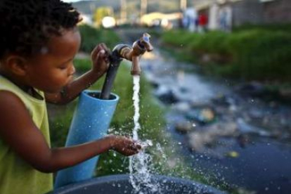 Un niño bebe agua en África, uno de los países más pobres en este recurso natural.